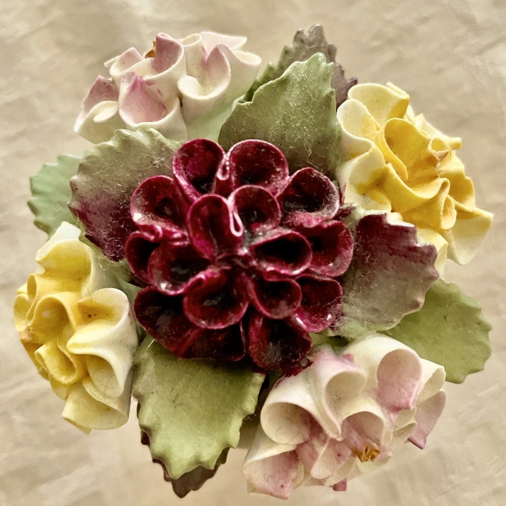 Vintage Aynsley Fine Bone China Flower Arrangement In Base. Made in England. 🌸